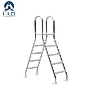 Trilhos da escada da piscina acima do solo