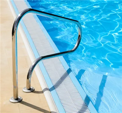 Os corrimãos da piscina acima do solo